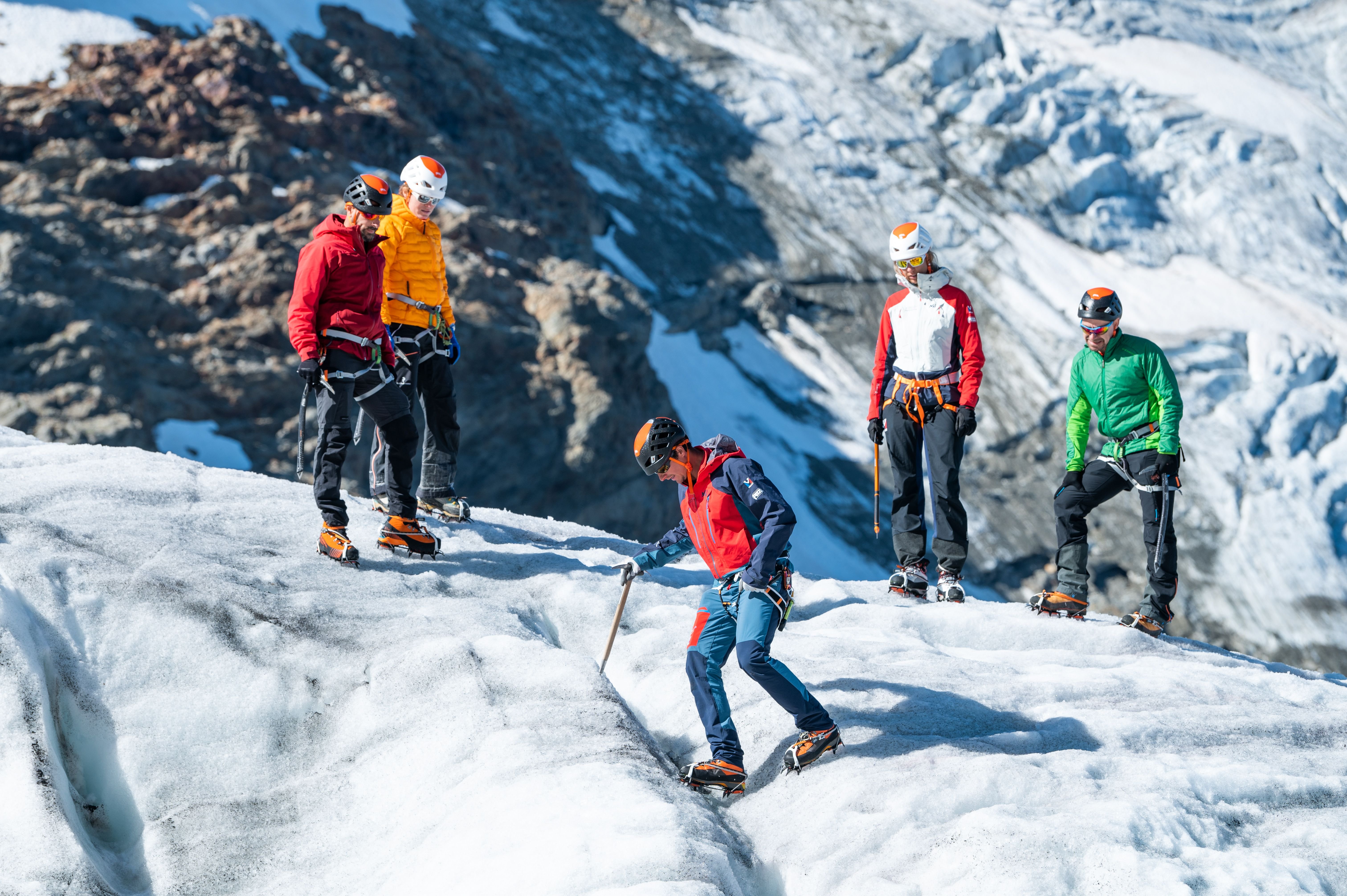 Bergsteiger mit Steigeisen auf dem Gletscher
